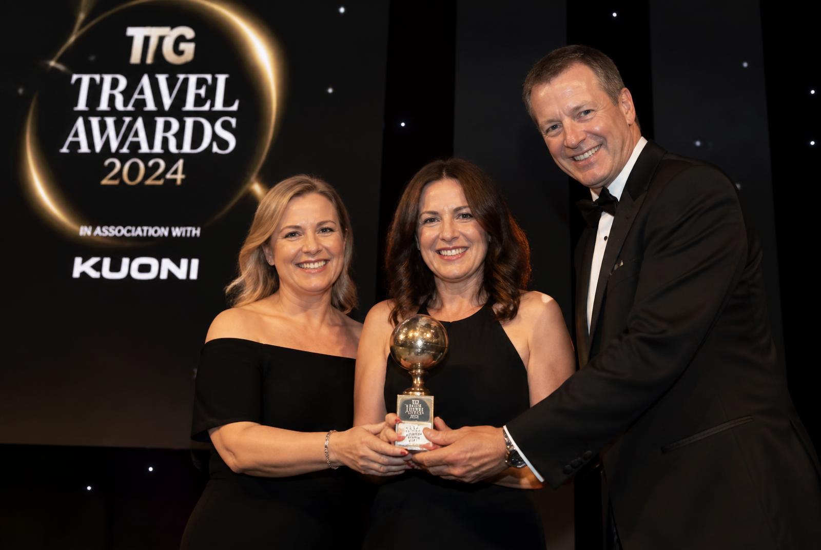 Remise de trophée lors d'une soirée de gala du tourisme